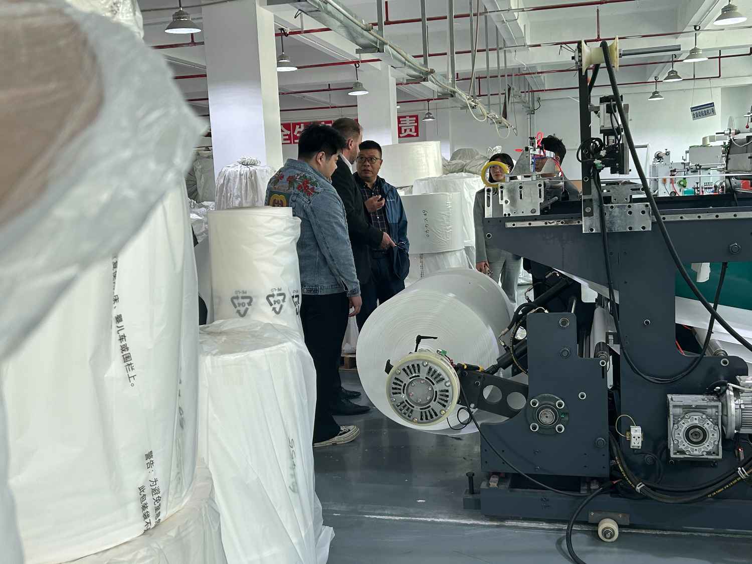 國際合作伙伴深度考察，共謀發(fā)展 —— 外國客戶訪問久信達科技生產(chǎn)車間(圖4)