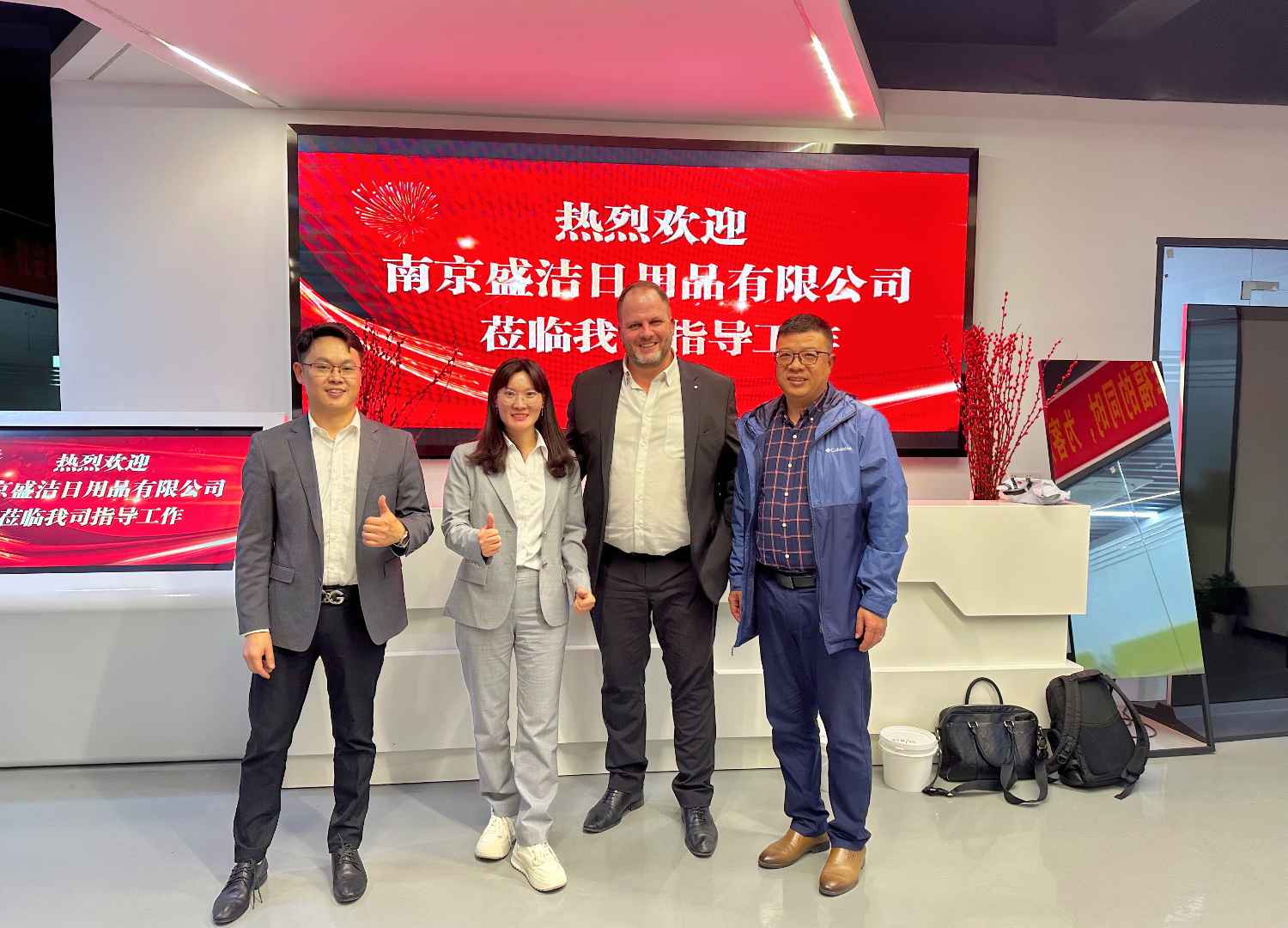 國際合作伙伴深度考察，共謀發(fā)展 —— 外國客戶訪問久信達科技生產(chǎn)車間(圖1)